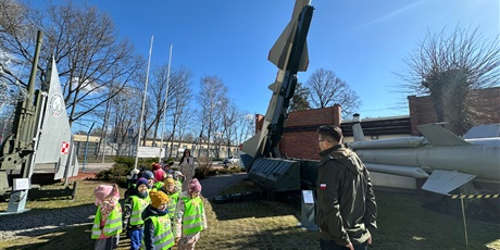 5-latki-z-kolejna-wizyta-w-muzeum-obrony-przeciwlotniczej-im-plk-stanislawa-paszkiewicza-w-koszalinie-15689.jpg