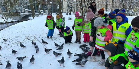 5-latki zwiedzają park w zimowej szacie 