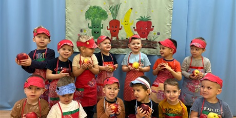 Maluszki robią sok jabłkowo - marchewkowy